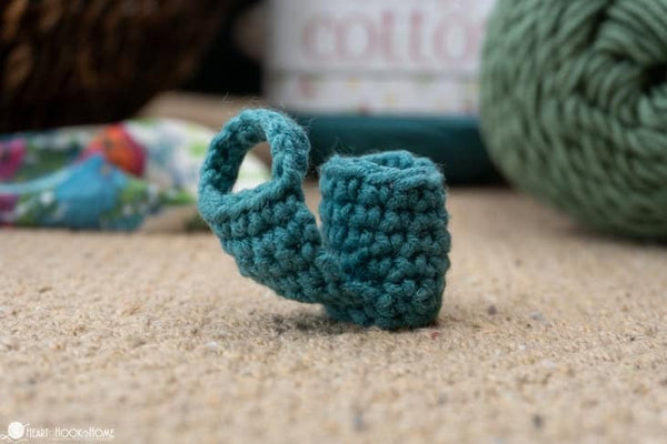 crochet finger cuff yarn guide for preventing yarn burn