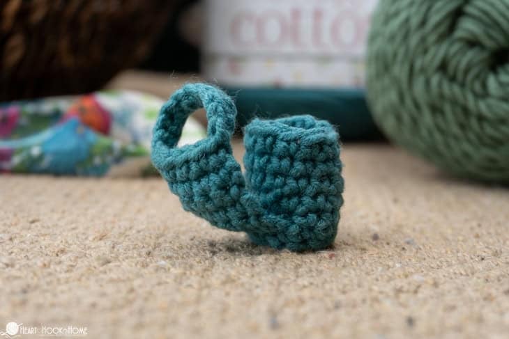 crochet finger cuff yarn guide for preventing yarn burn